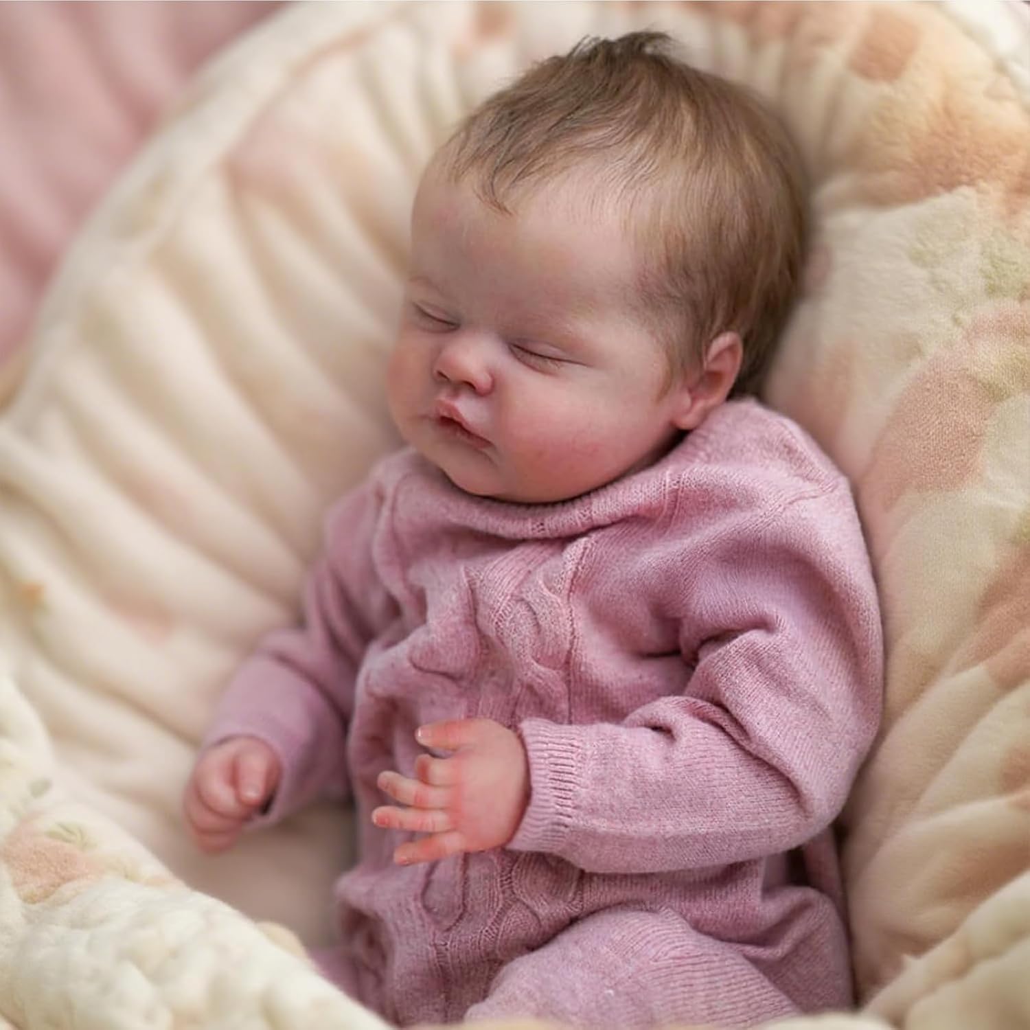 Detalle 1 de WEQNT 2601 – lalka Reborn ze śpiącymi oczami, miękkim tułowiem i akcesoriami
