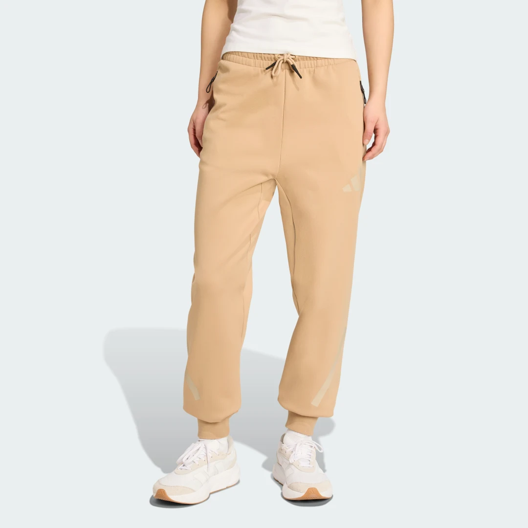 Detalle de Pantalón adidas Z.N.E. Marrón – comodidad para entrenar y moverte con estilo