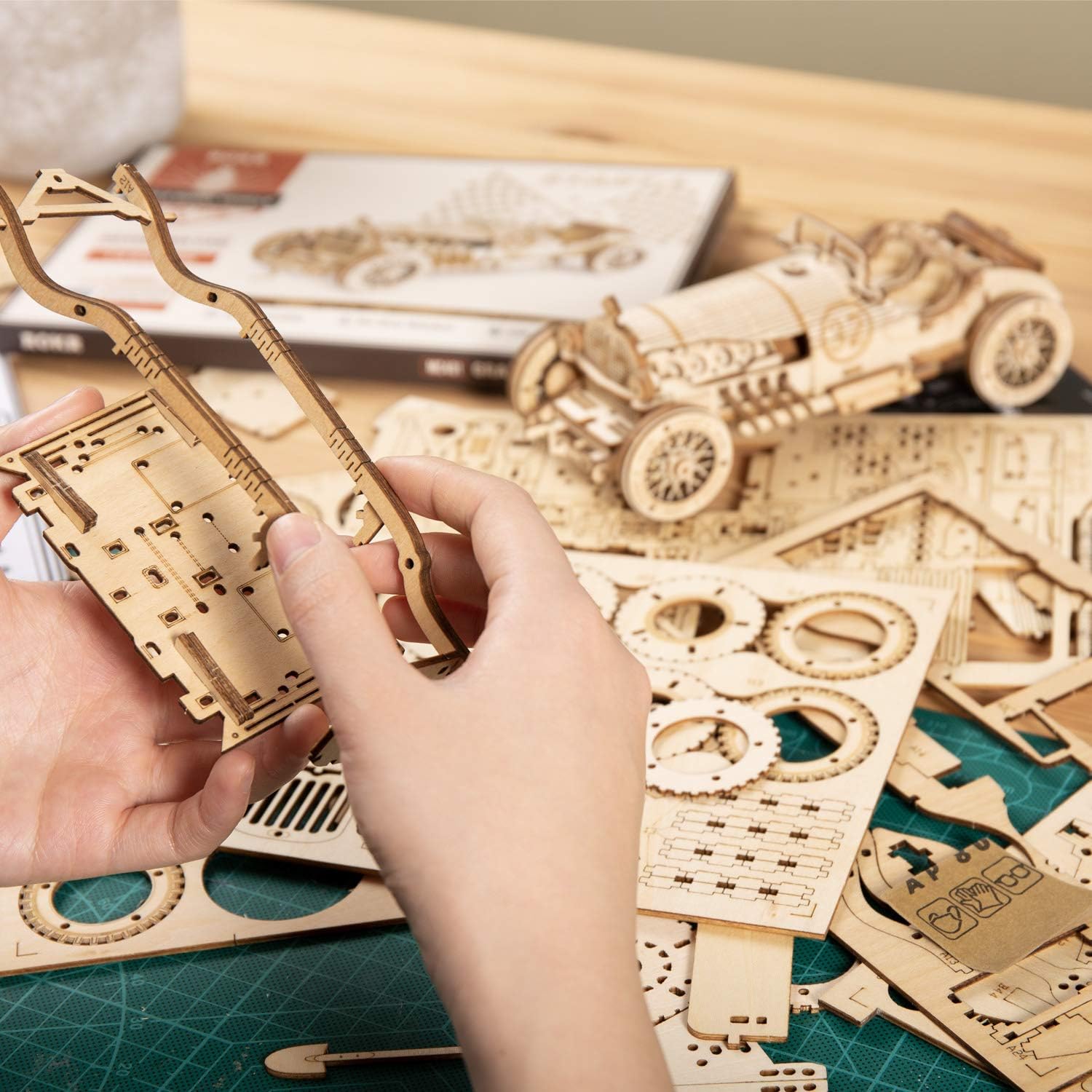 Thumbnail 4 de ROKR Grand Prix Car in legno 3D: modellino meccanico da costruire