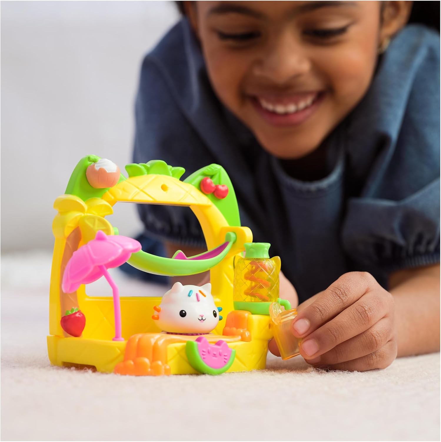 Thumbnail 6 de DREAMWORKS Gabby’s Dollhouse – Balkon-Spielset Kuchis Saftbar, 8-teilig mit Kuchi-Figur