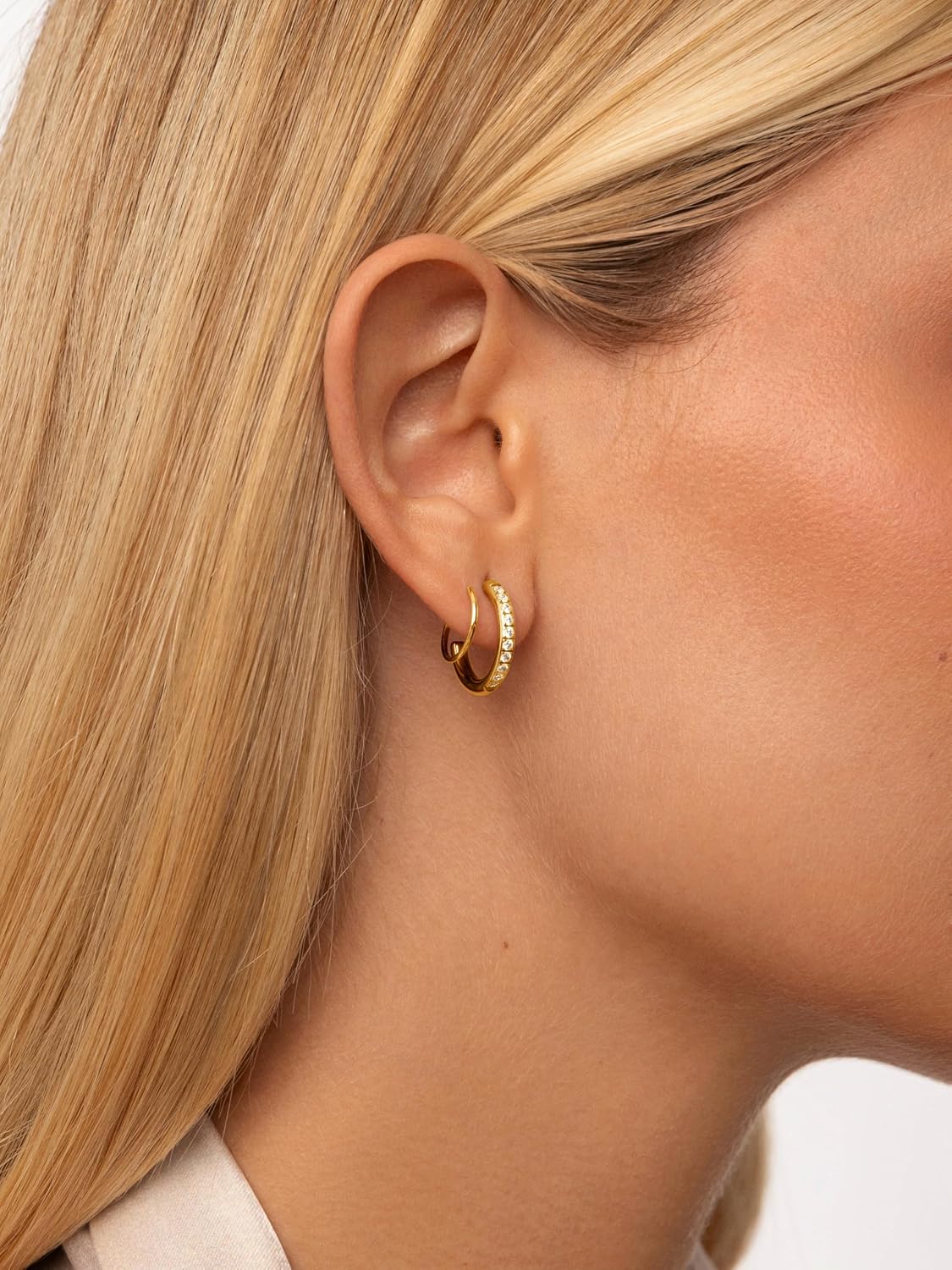 Thumbnail 1 de SINGULARU Orecchini Swirl in Acciaio Placcato Oro 18Kt con Zirconi – Chiusura a Gancio
