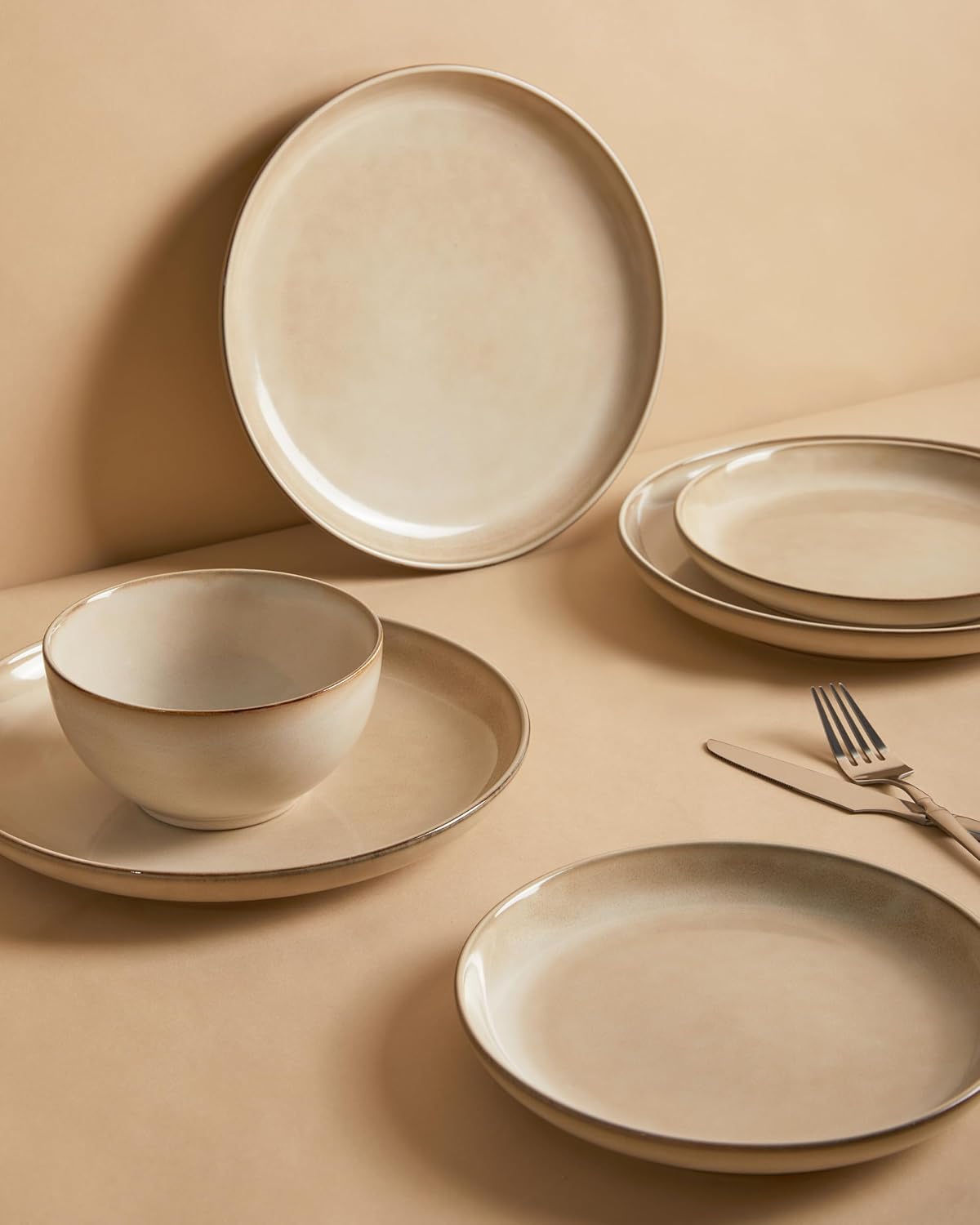 Detalle 2 de Pokini 24-Piece Dinnerware Set for 8: Modern Stoneware in Mocha Beige
