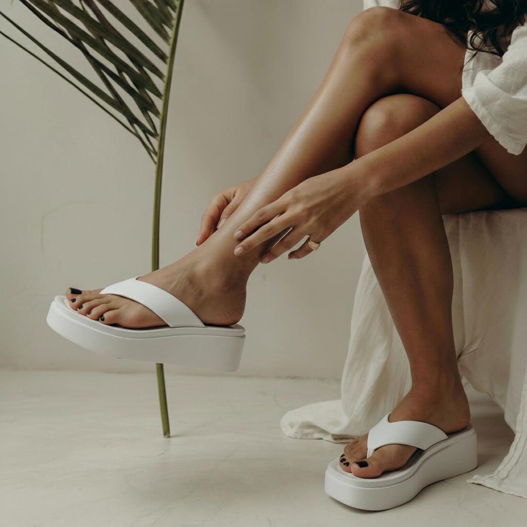 Detalle 2 de CUSHIONAIRE Pippin Chunky Platform Flip Flops: Cushioned Comfort Meets Stylish 2-Inch Platform