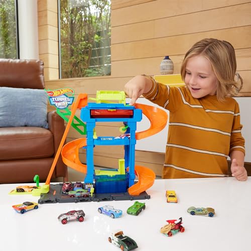 Detalle 2 de Hot Wheels City «Let's Race - ¡a correr!», Túnel de lavado en espiral con Color Shifter y 1 vehículo