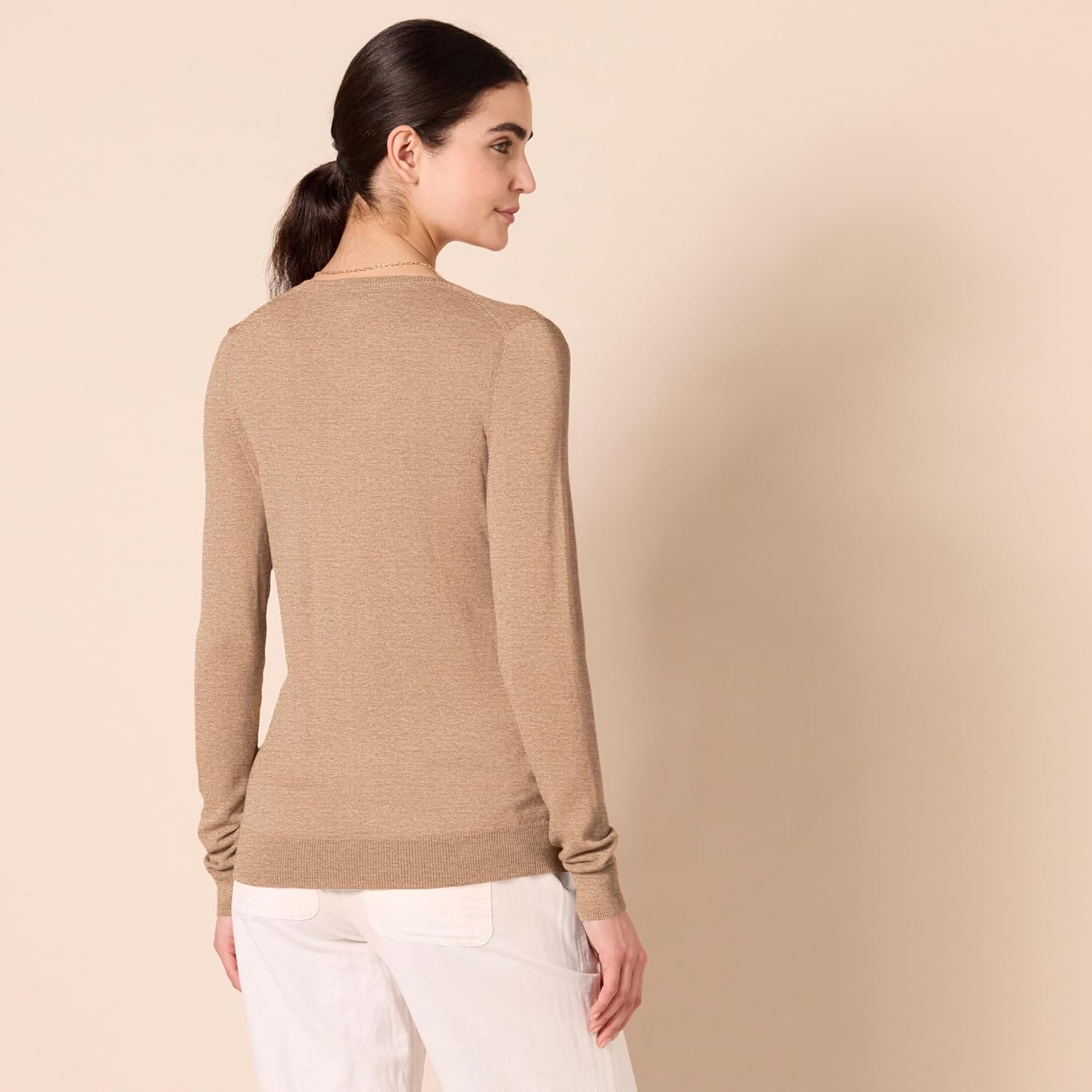 Thumbnail 1 de Amazon Essentials Women's Regular-Fit Lightweight V-Neck Long-Sleeve Jumper (Plus Size available)
