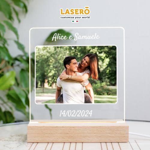 Detalle de LASERO' Lampada con Foto Personalizzata - Stampa UV su Plexiglass con Base in Legno, LED Caldo e USB | Regalo Unico