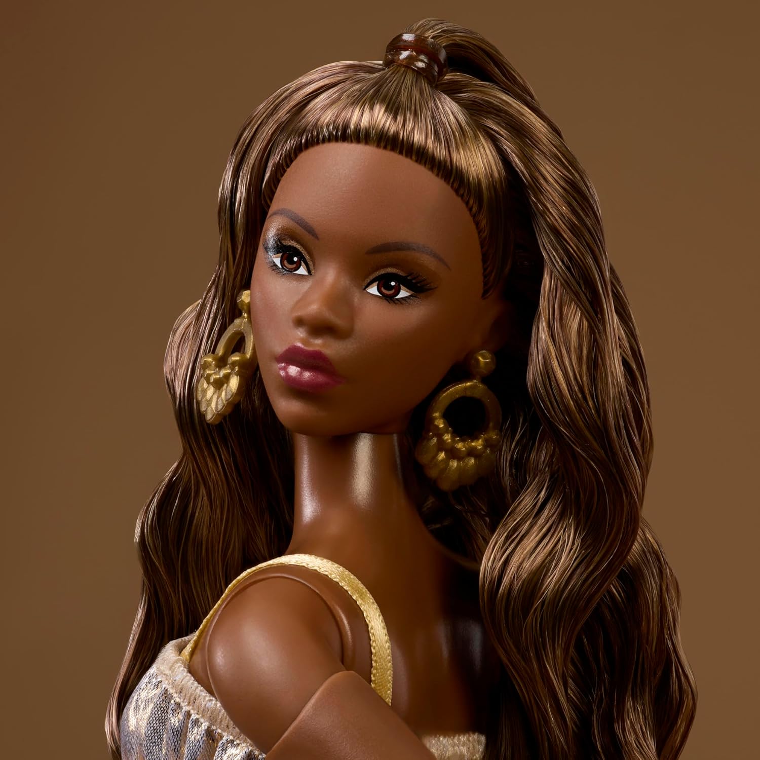 Thumbnail 2 de Barbie Signature Modello 09: Barbie Basics con Abito Dorato – Idea Regalo Festa della Mamma