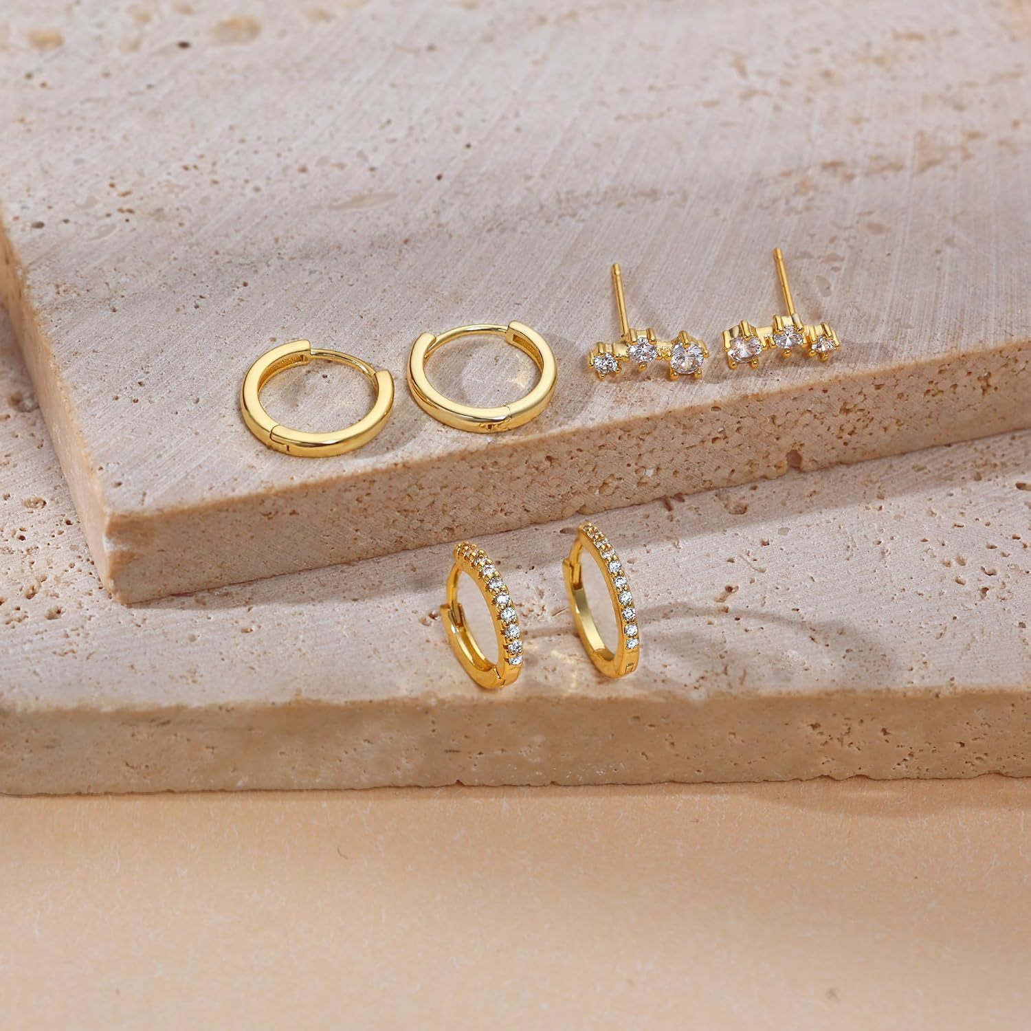 Detalle de Freekiss Gold Huggie Hoop Earrings Set, 14K Gold-Plated Brass