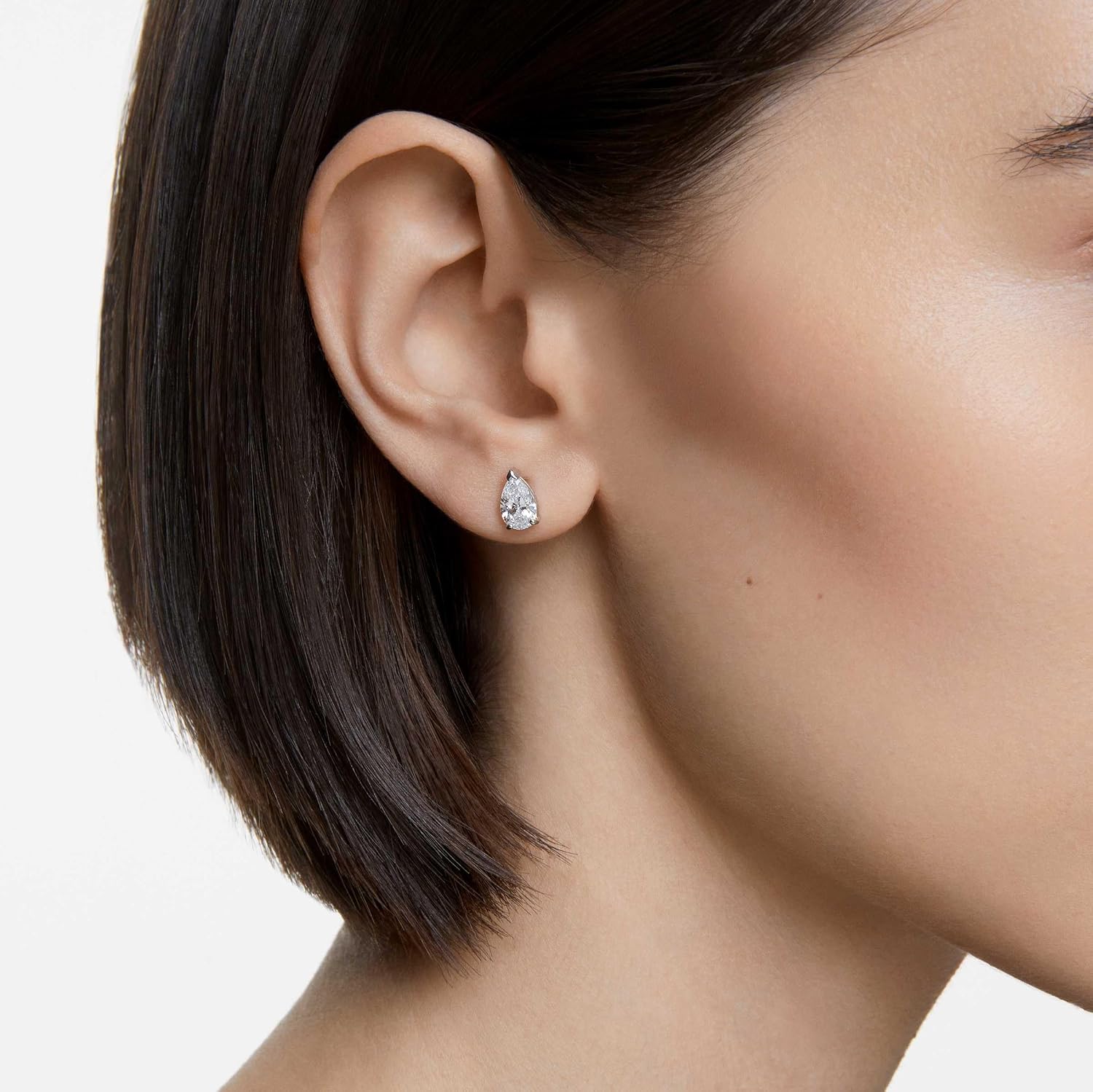 Detalle de Swarovski Stilla Attract Kollektion – Ohrstecker in zeitloser weißer Tropfen-Optik