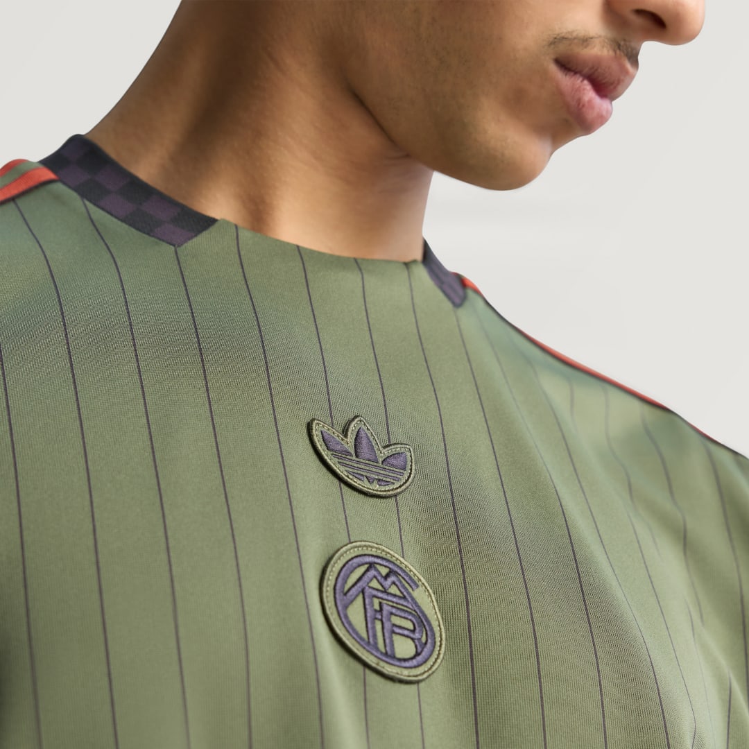 Detalle de Camiseta FC Bayern Terrace Icons de Adidas: comodidad y estilo para fans del Bayern