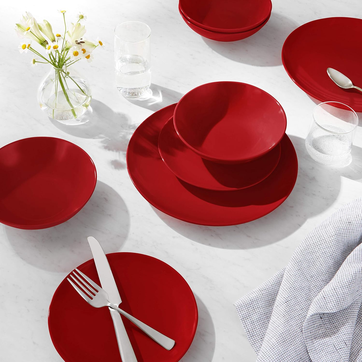 Thumbnail 6 de Amazon Basics 18-Piece Stoneware Dinnerware Set – Fire Engine Red (Service for 6)