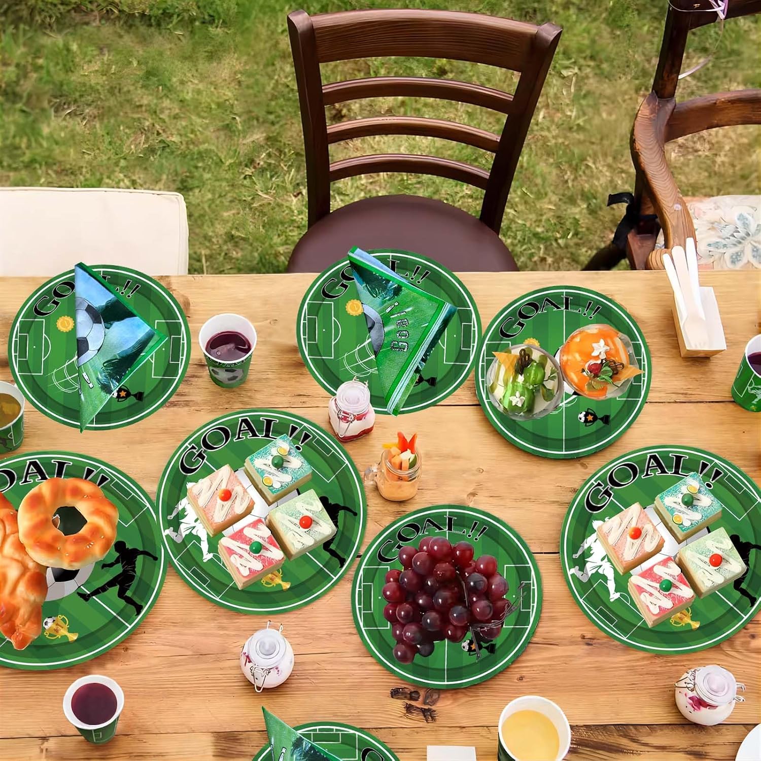 Detalle 2 de ASSUGO Partygeschirr-Set Fußball EM 2024 (60-tlg.) mit Papptellern, Bechern, Servietten & Strohhalmen