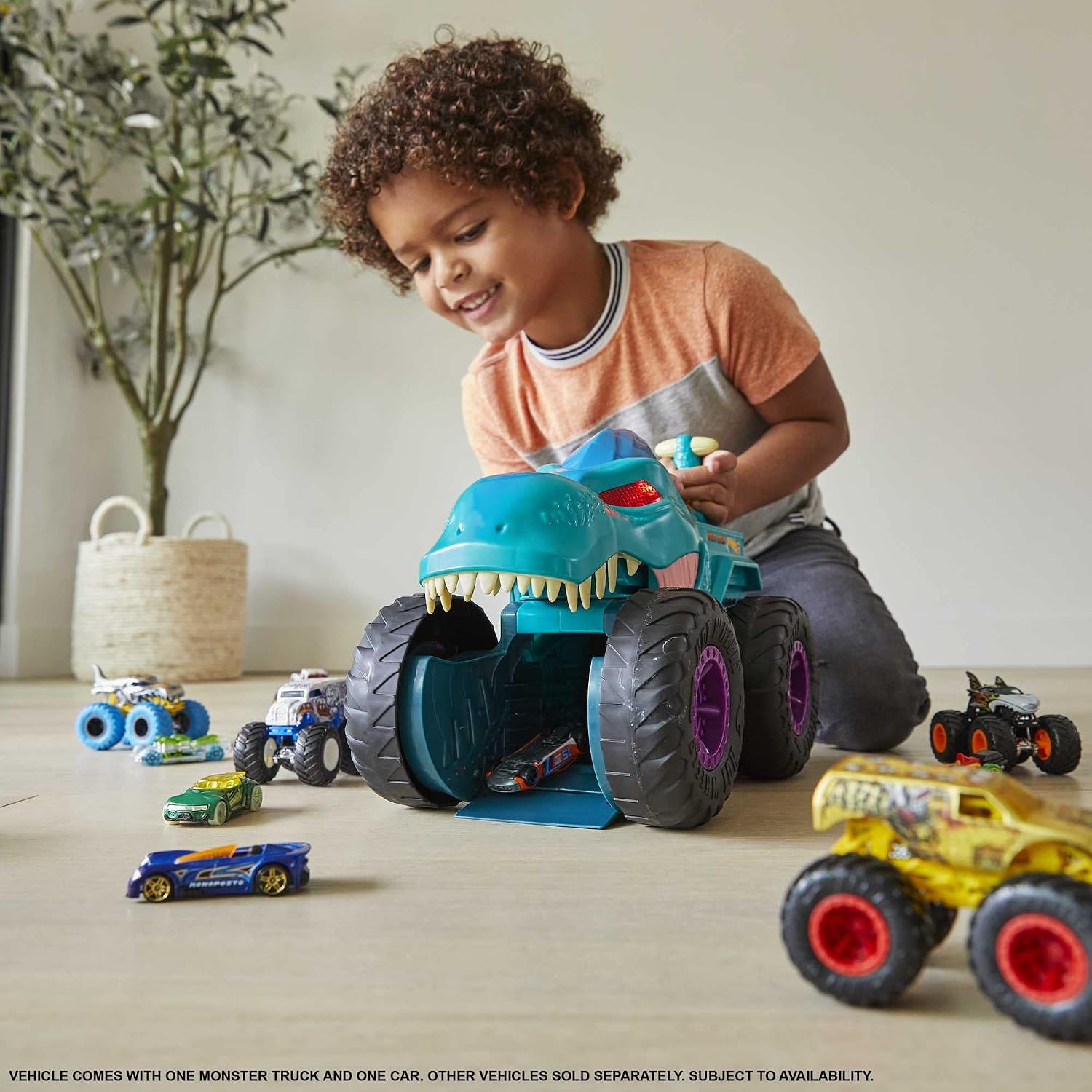 Detalle 2 de Hot Wheels Monster Trucks Mega Wrex: Mastica coches 🚙