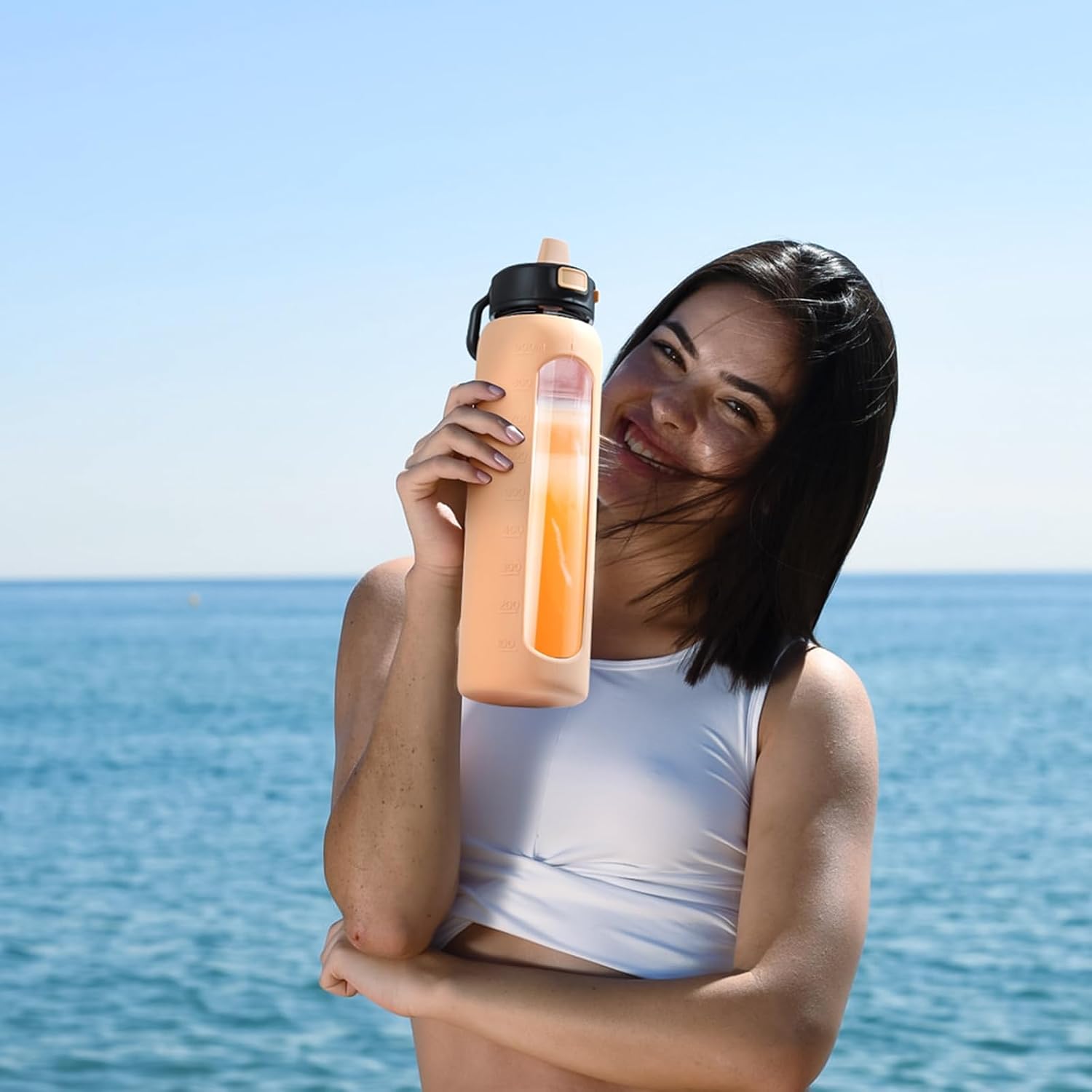 Detalle de BLUEGO 900ml Glass Water Bottle with Handle & Straw, Silicone Sleeve and Time Marking (Leak-proof)