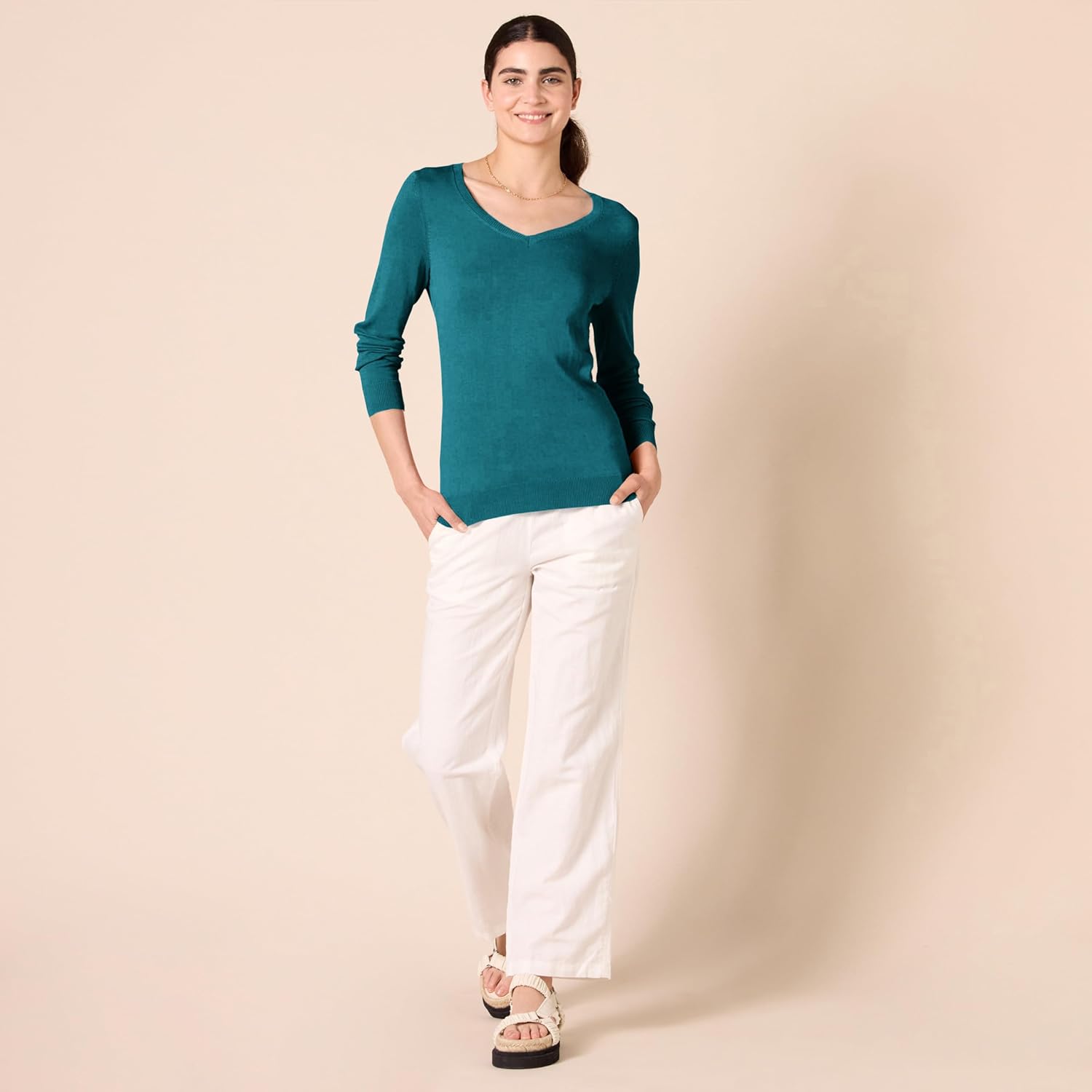 Thumbnail 2 de Amazon Essentials women’s regular-fit lightweight V-neck long-sleeve jumper (plus size available)