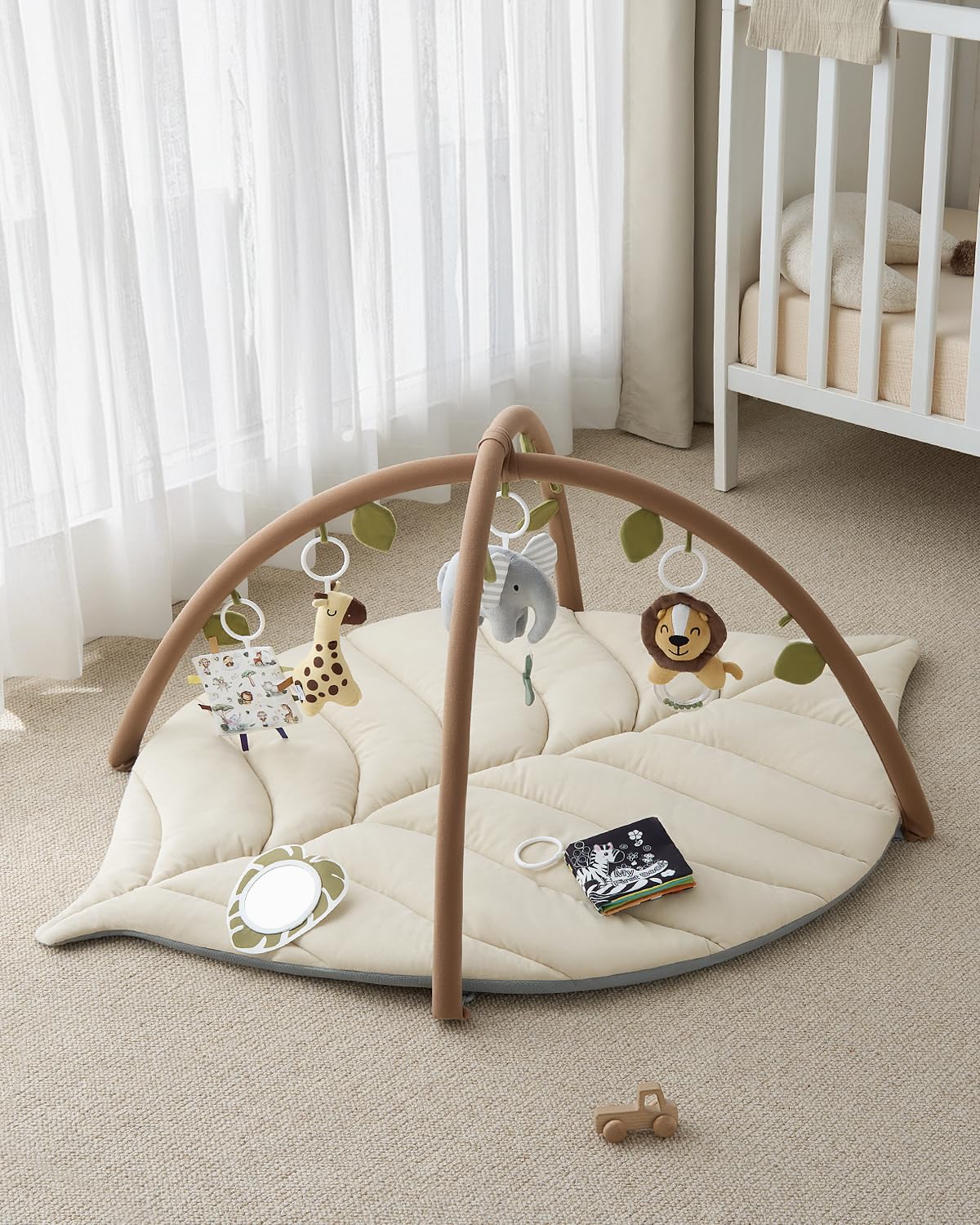 Detalle de Blissful Diary Spielbogen Baby – übergroße Blattförmige Spieldecke mit 6 abnehmbaren Spielzeugen