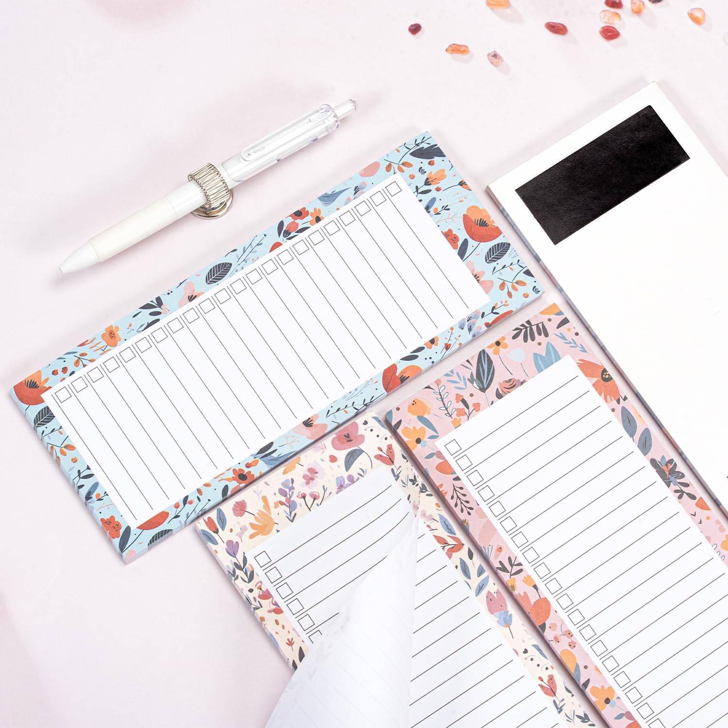 Detalle de YIREG 4-Pack Magnetic Fridge Notepads with Floral Design and Pen Holder