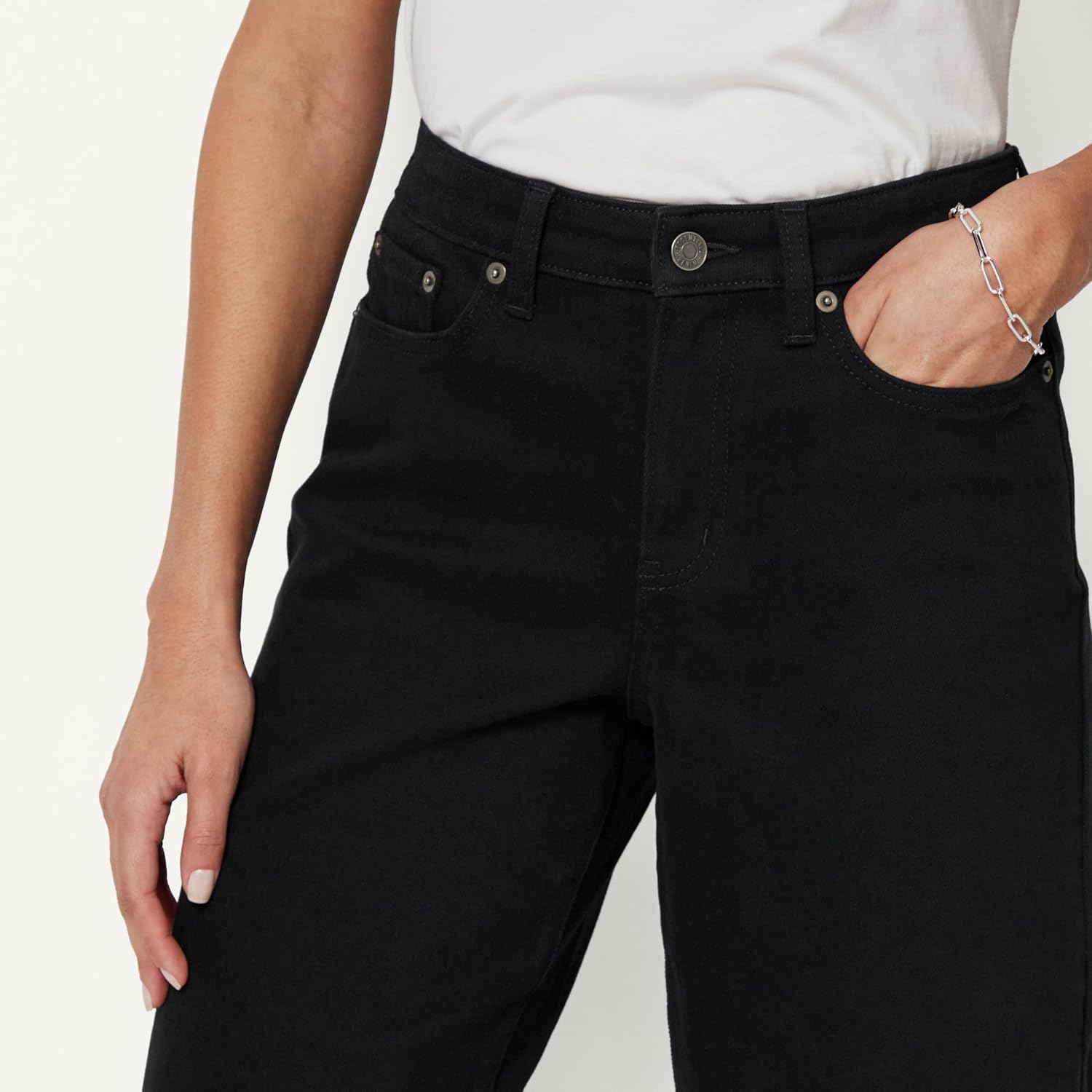 Detalle de Amazon Essentials Women's Relaxed-Fit Mid-Rise Denim Bermuda Shorts
