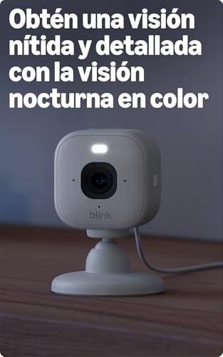 Detalle de Cámara Mini 2K+ Blink (última generación) con enchufe — seguridad doméstica 2K, visión nocturna en color y control por Alexa