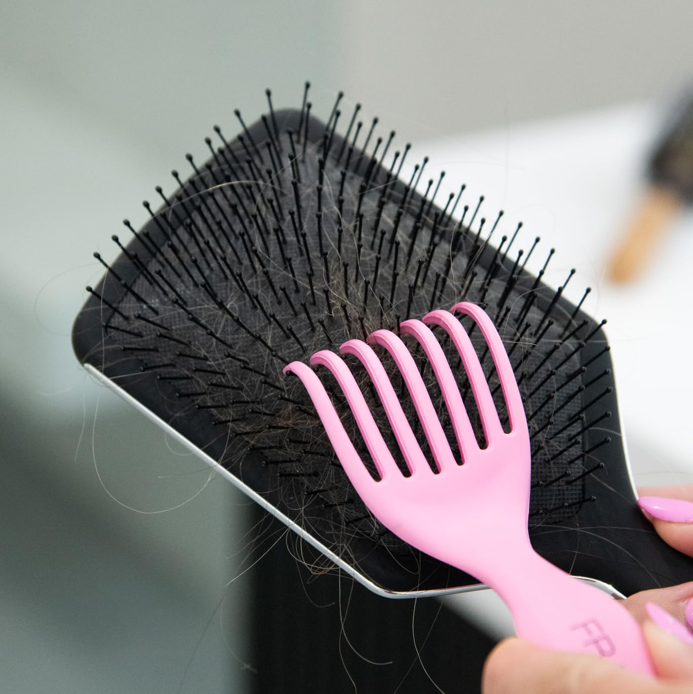 Detalle de FRAMAR Premium Hair Brush Cleaner Tool, Pink, Dual-Edge Design