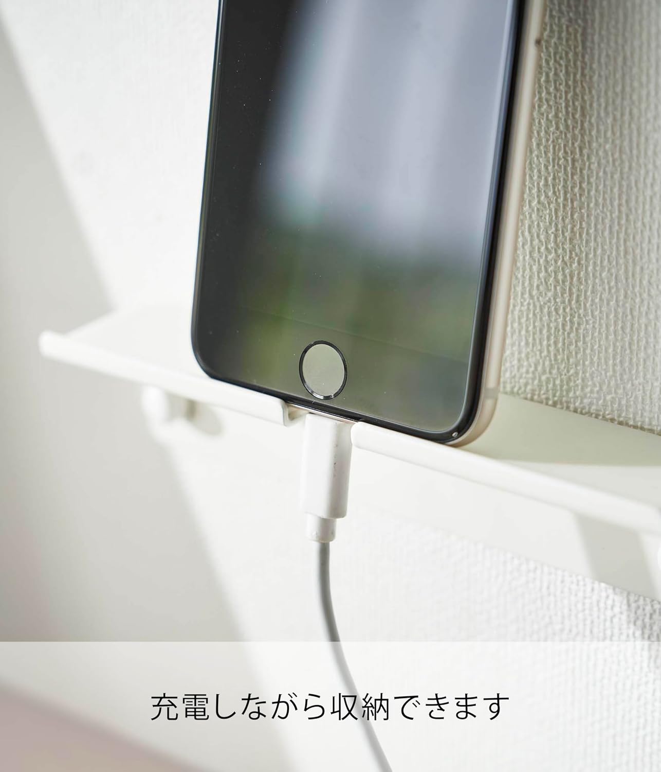 Thumbnail 4 de 山崎実業 tower 5895 壁付けスマートフォンホルダー ホワイト 充電しながら収納