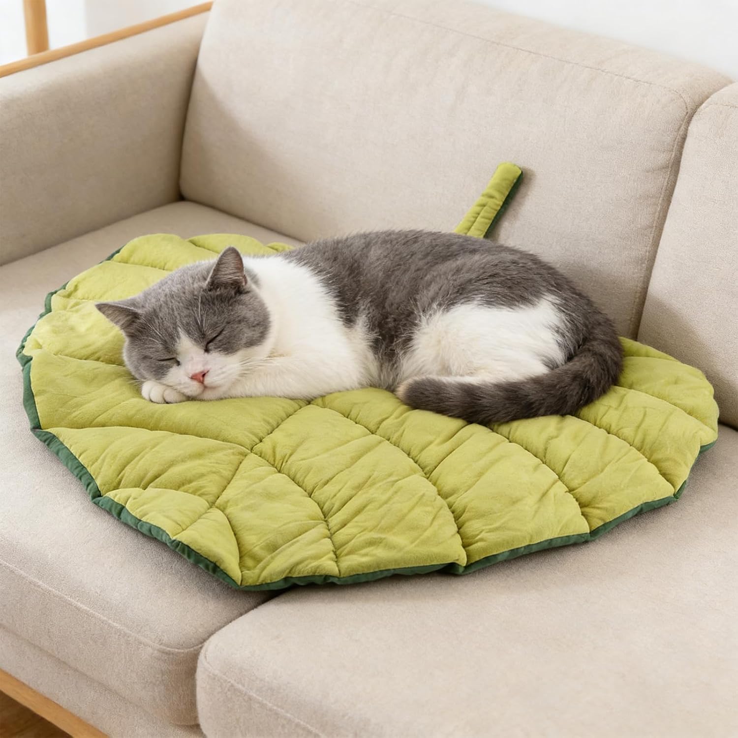 Detalle de Luvore Leaf Shaped Cat Mat (63x63 cm): cosy cotton bed for indoor cats and small dogs