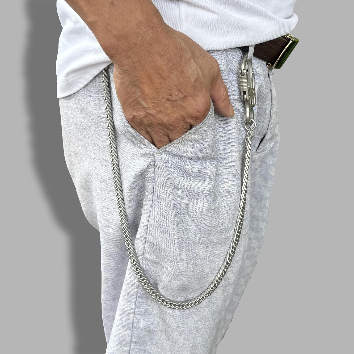 Detalle de Ahiller Men’s Wallet Chain 25" Stainless Steel with Double-Lock Carabiner