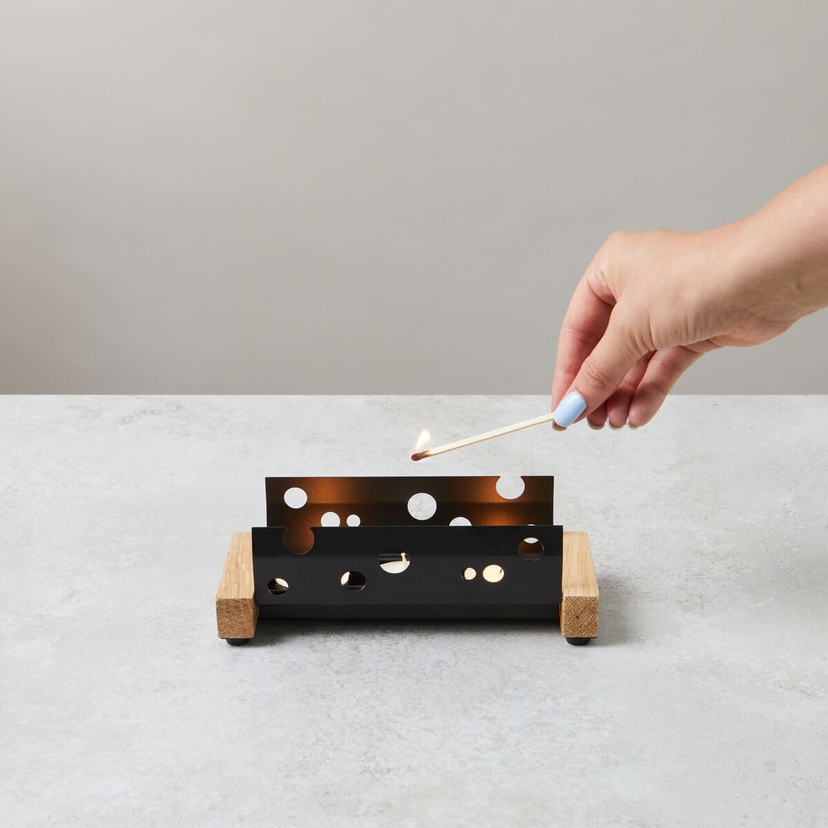 Detalle 1 de BOSKA Raclette 2 Personen Oslo – Mini-Raclette mit Teelichtern, Holzcharakter und Antihaftbeschichtung