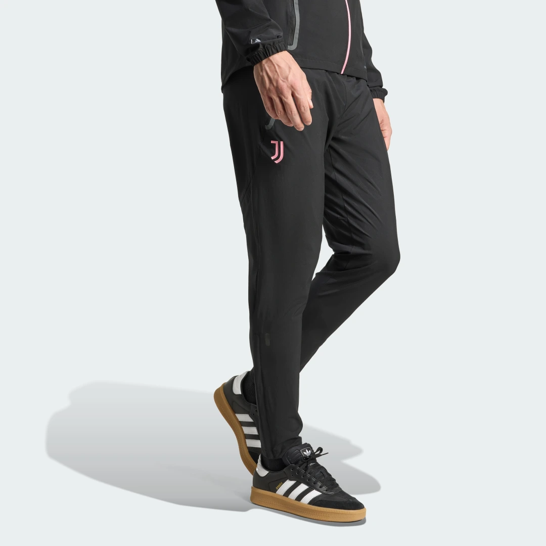 Detalle de Pantalón Juventus Tiro 25 Competition Vis Tech Travel de Adidas: versatilidad y estilo para fans del club