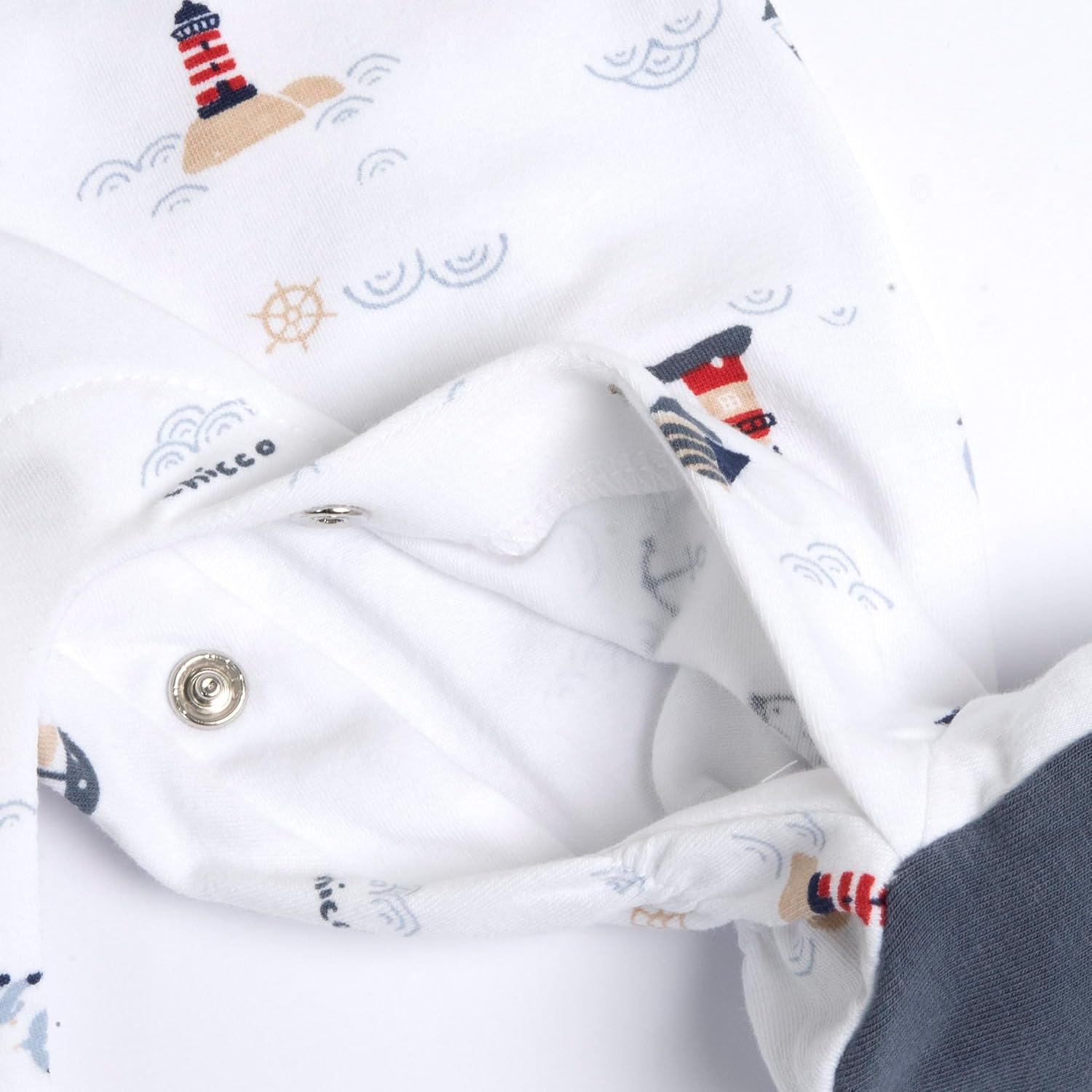Detalle 2 de Tutina neonato Chicco in cotone leggero con apertura schiena ed entrogamba – per primavera e autunno