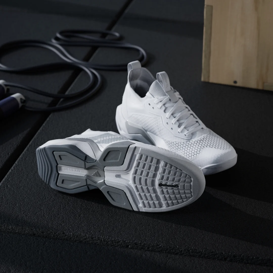 Detalle de Adidas Rapidmove ADV 2: Zapatilla de entrenamiento en blanco para tus rutinas