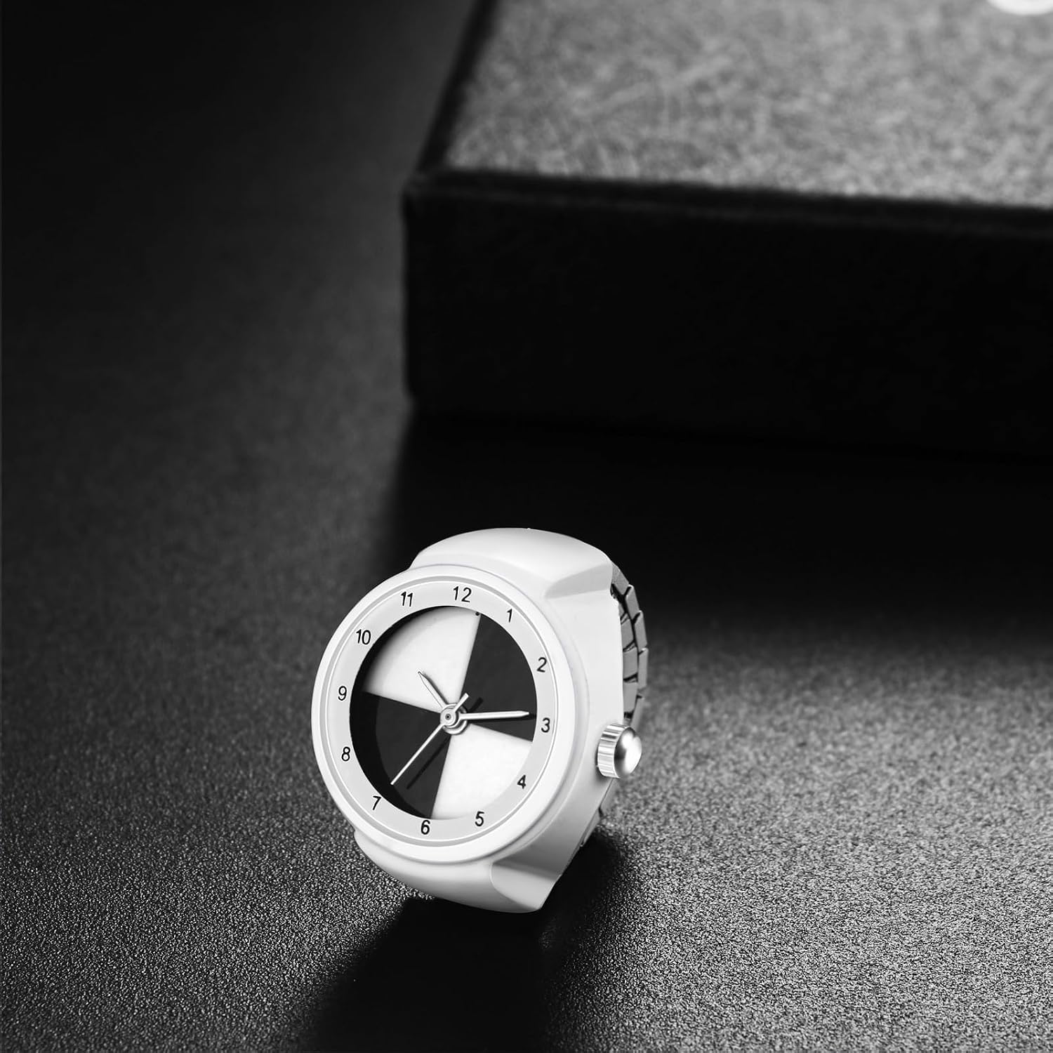 Detalle 2 de Avaner Ringuhr aus Edelstahl für Damen & Herren – moderne Fingeruhr mit elastischem Band und arabischen Ziffern