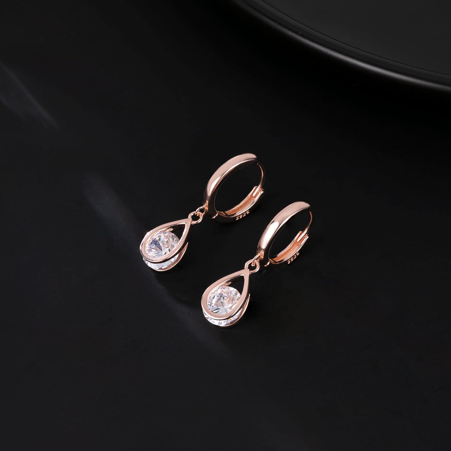 Detalle de SLUYNZ Sterling Silver CZ Hoop Earrings – Sparkling Teardrop Drops for Women