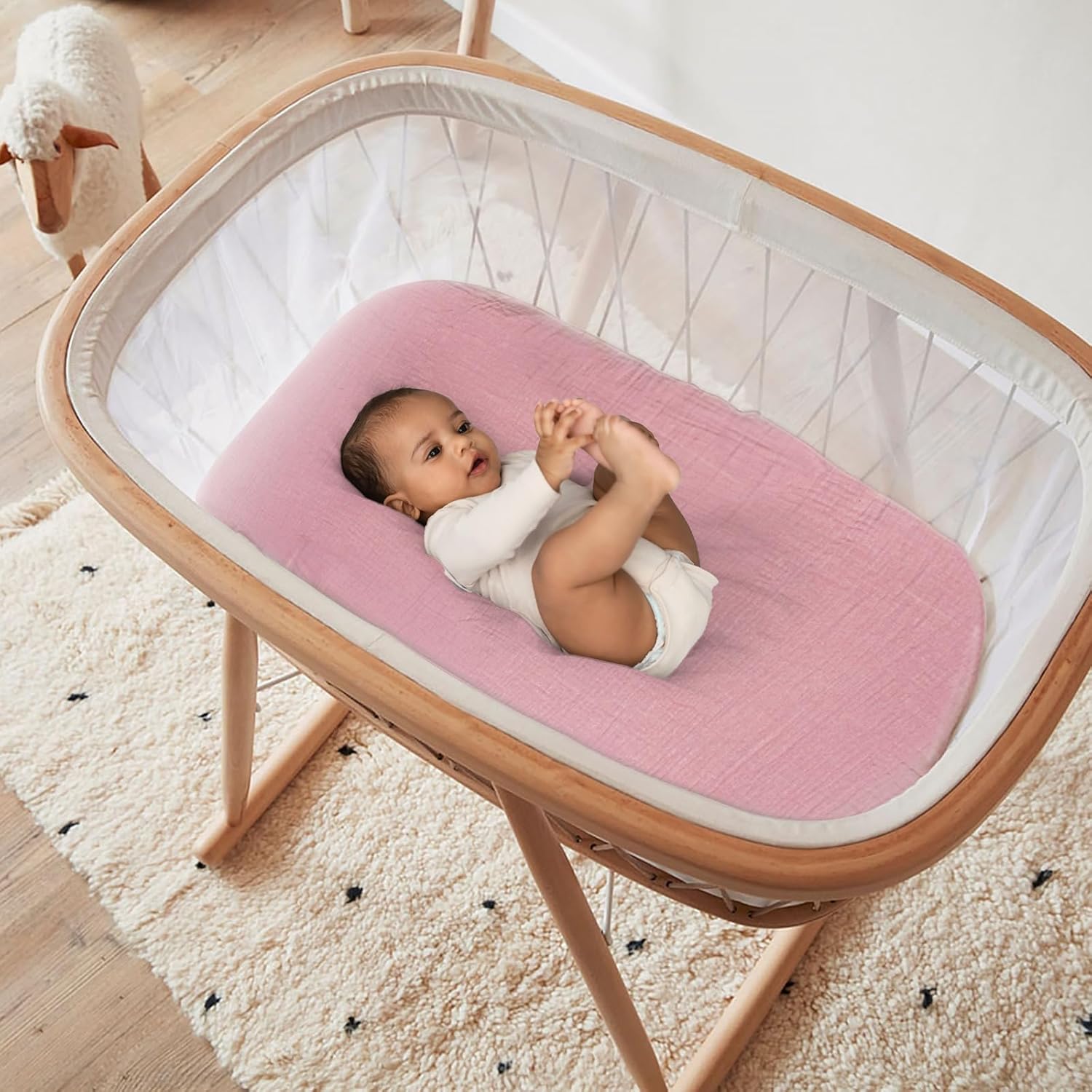 Detalle 2 de lulumoon Musselin-Baumwolle Spannbettlaken 2er Set für Stubenwagen, Beistellbett und Reisebett – Rosa Nelke
