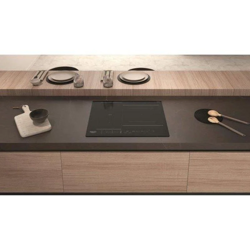 Detalle de Hotpoint HB 2760B NE: placa de inducción de 59 cm con 3 zonas y Combi Duo