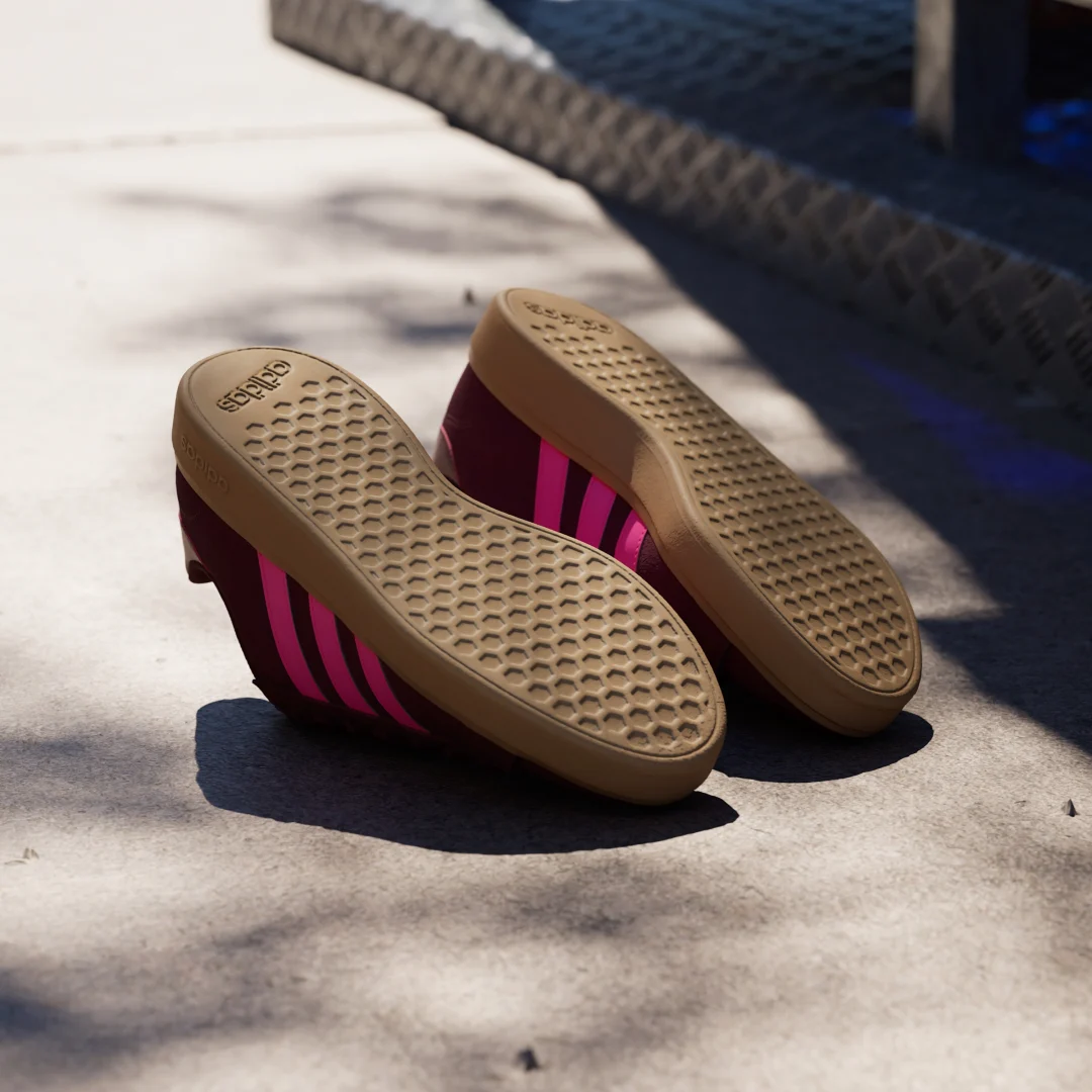 Detalle de Zapatilla Grand Court Base 00s de Adidas: estilo clásico en burgundy para el día a día