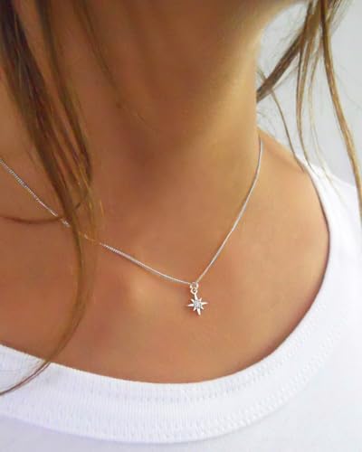 Detalle 2 de Annika Bella North Star Necklace with Cubic Zirconia Pendant