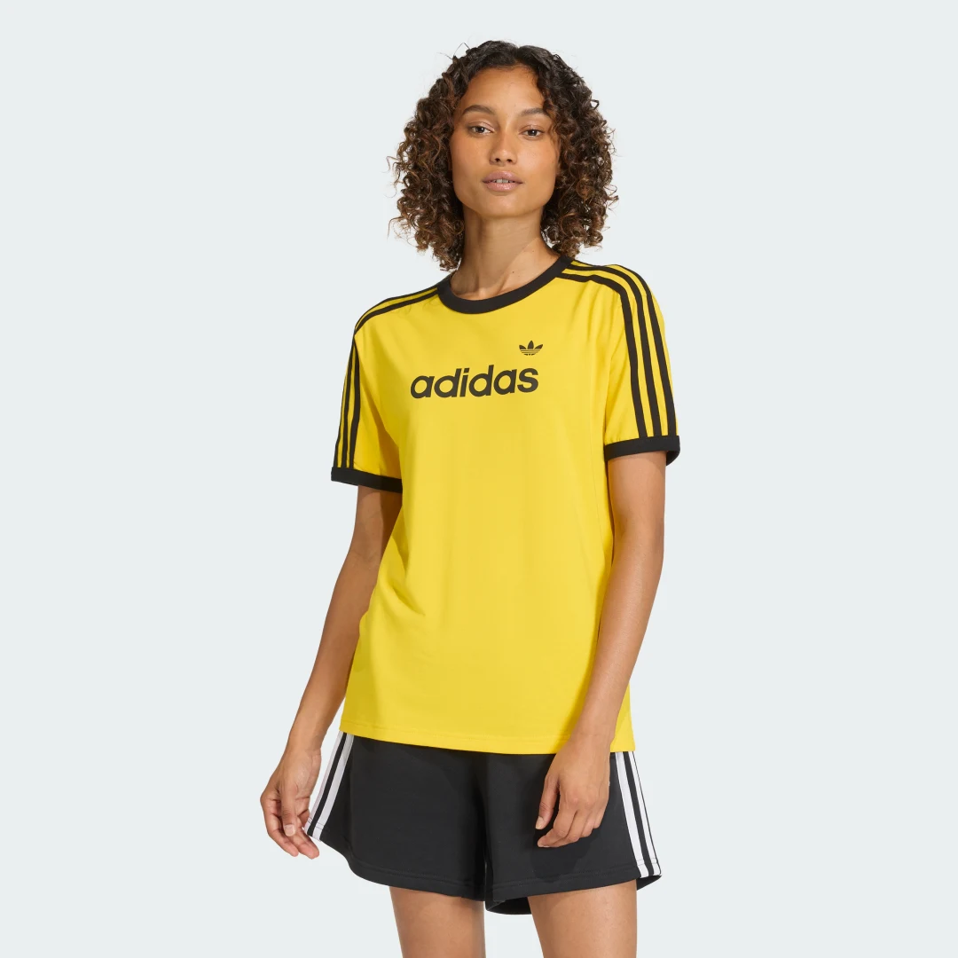 Detalle de Camiseta Linear de Adidas – Amarillo: comodidad diaria y estilo sobrio