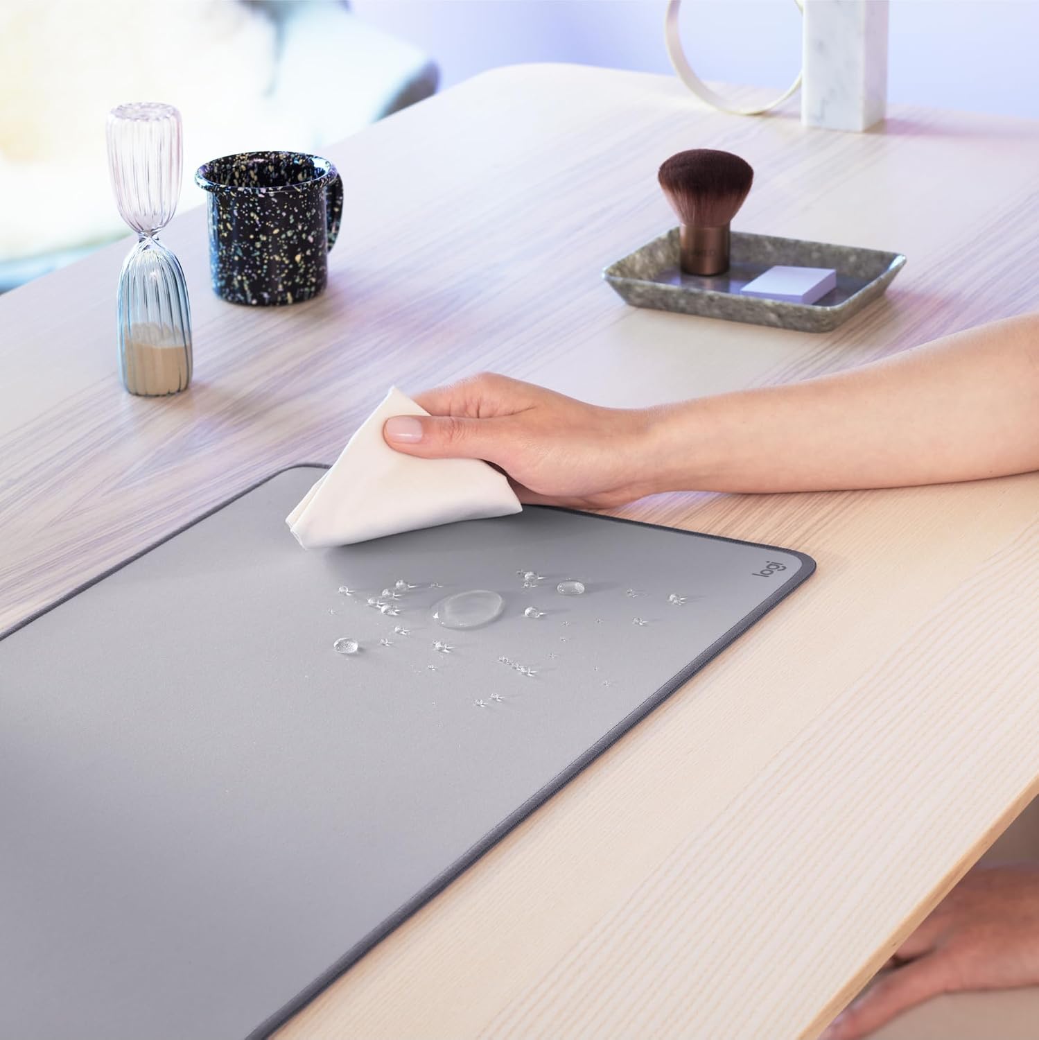 Detalle de Logitech Desk Mat Studio Series: Alfombrilla Grande, Protección y Estilo para Tu Escritorio