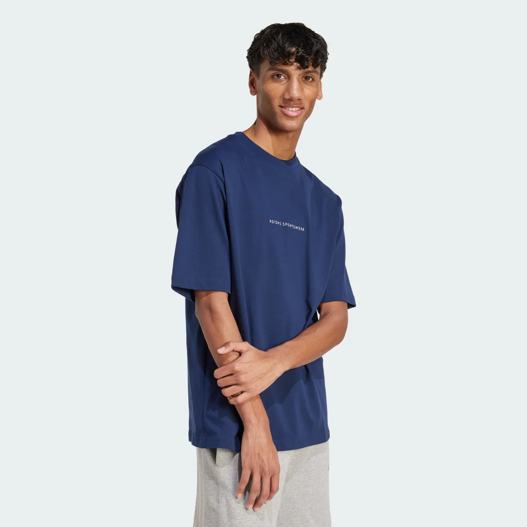 Detalle de Codes Doodle Camp Graphic T-Shirt de Adidas – Azul