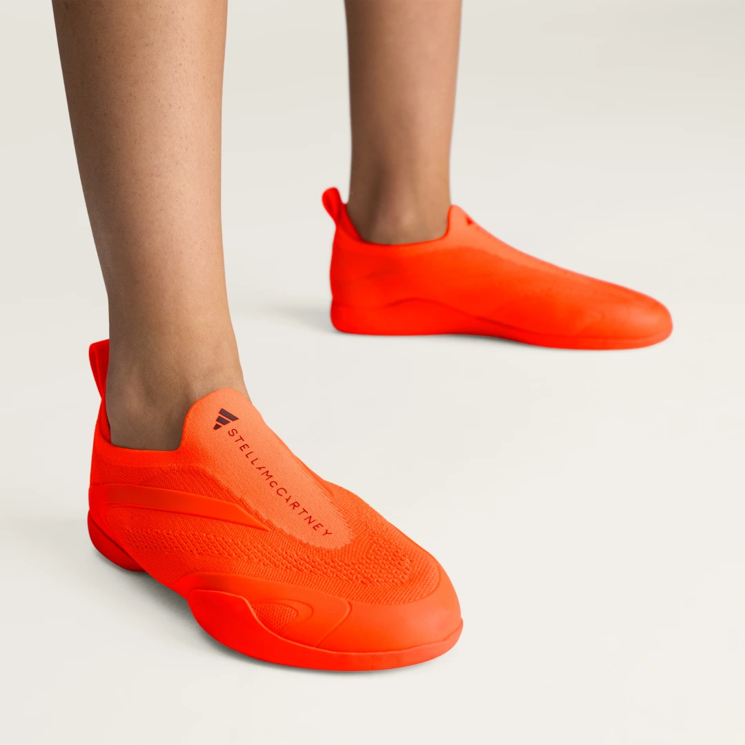 Detalle 2 de Zapatilla de taekwondo adidas By Stella McCartney - naranja