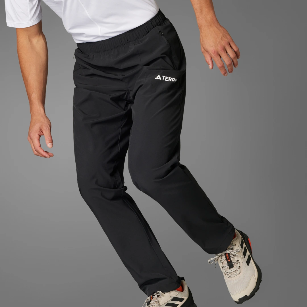 Detalle de Pantalón elástico Multi Essentials de Adidas – Negro