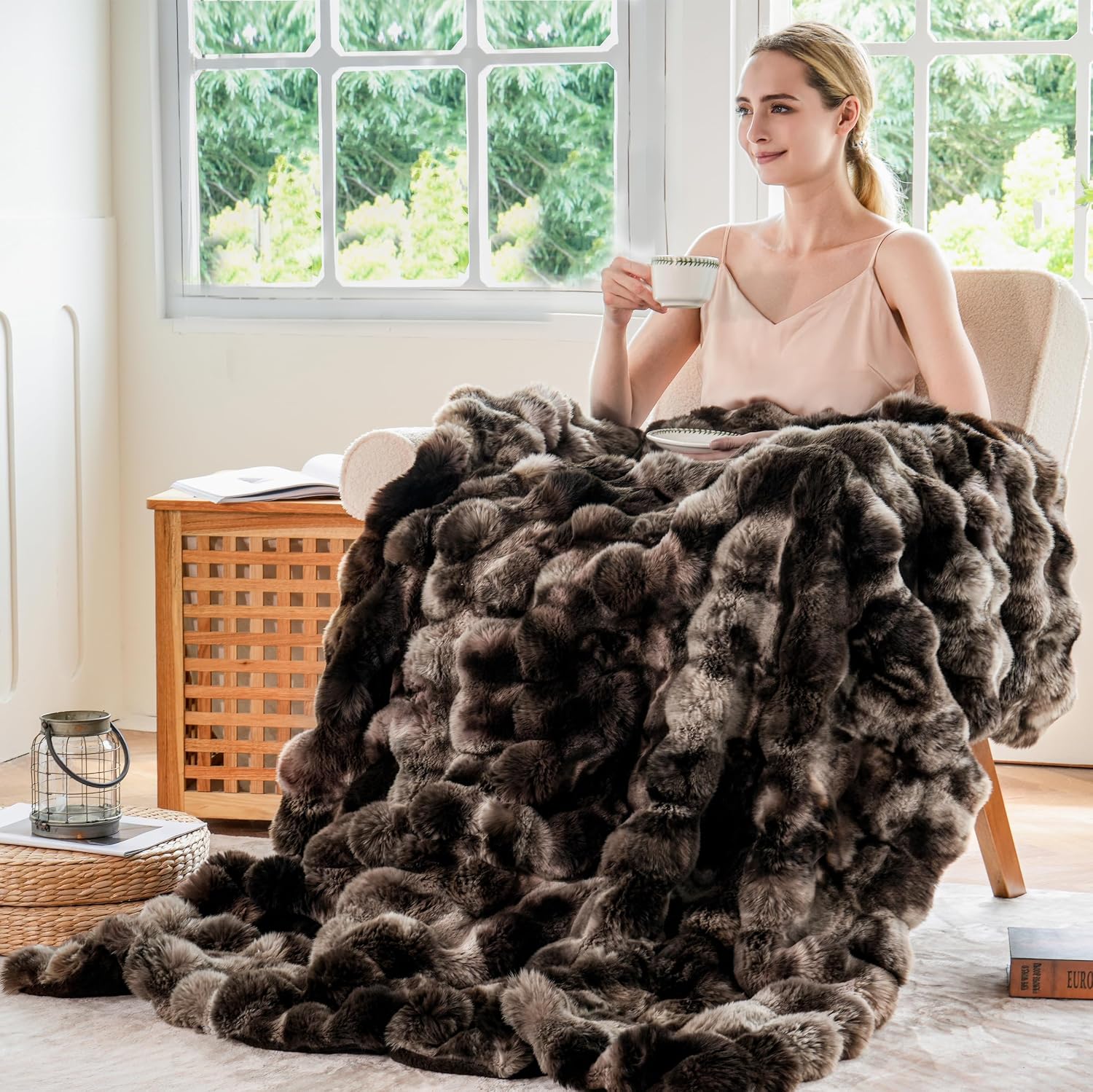 Detalle 2 de BENVWE Fluffy Faux Fur Throw Blanket 50" x 60