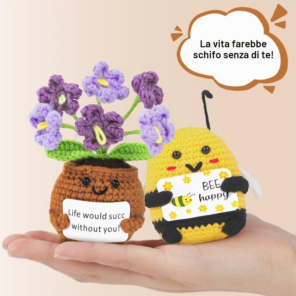 Detalle de Vicloon Mini Positive Doll: pianta in vaso fatta a maglia con citazione positiva