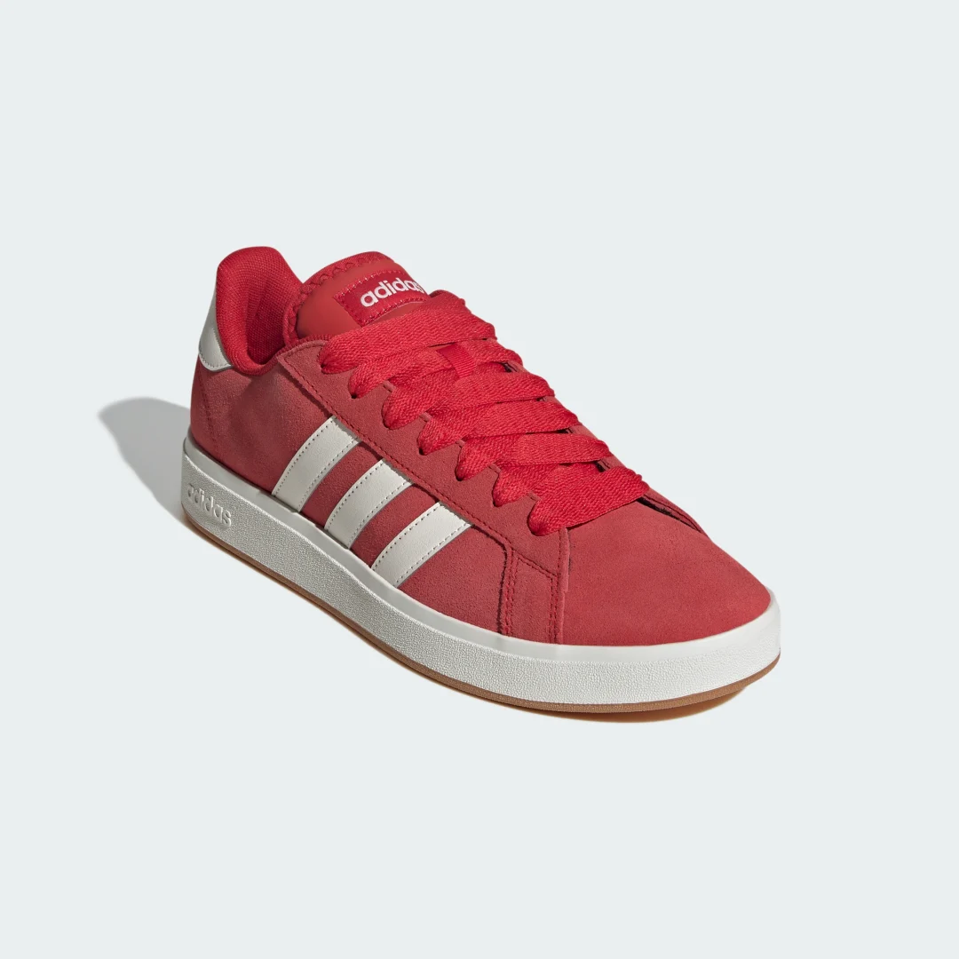 Detalle de Zapatilla Grand Court Base 00s de Adidas: comodidad y estilo clásico en rojo