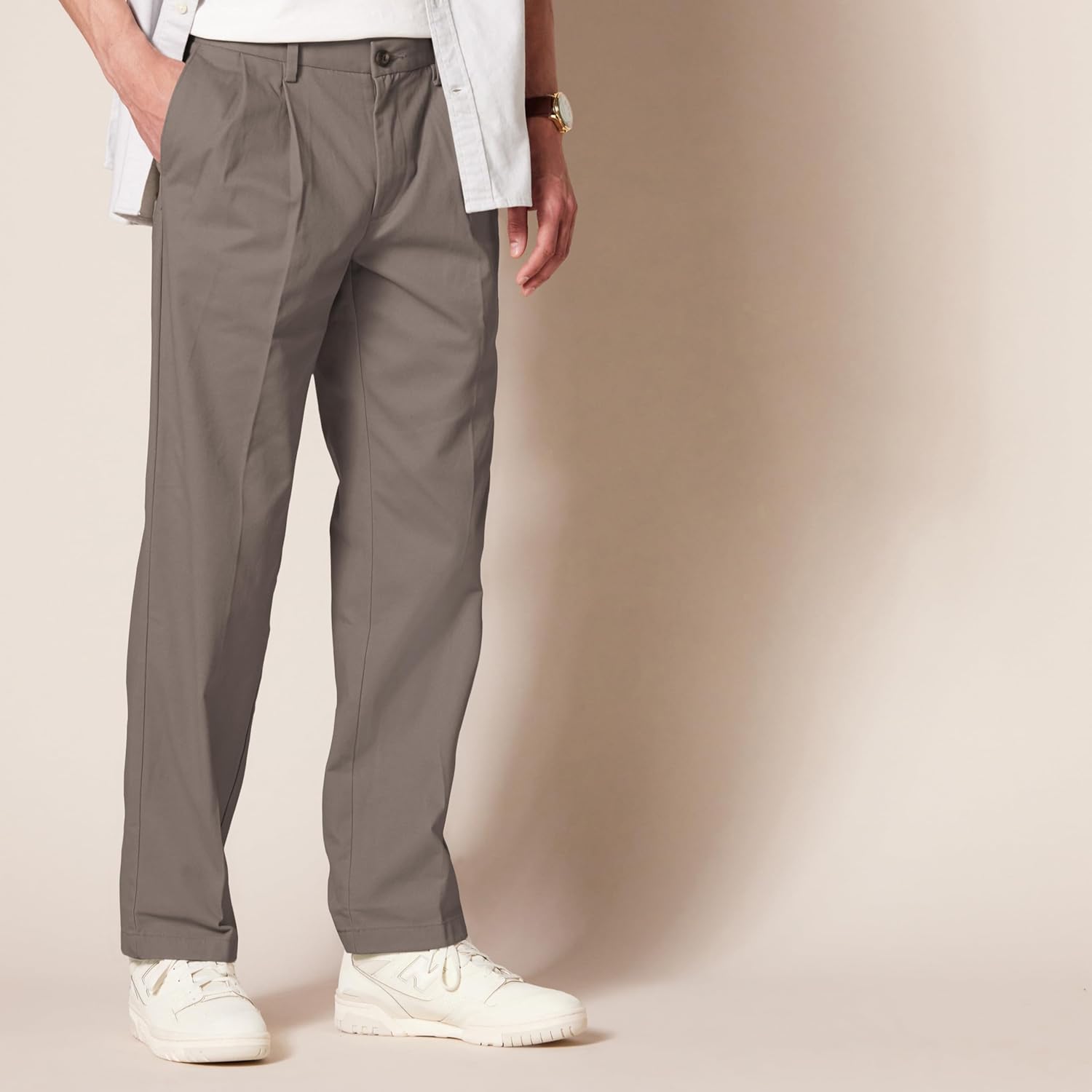 Thumbnail 2 de Amazon Essentials Men's Classic-Fit Wrinkle-Resistant Pleated Chino Trousers (Big & Tall)
