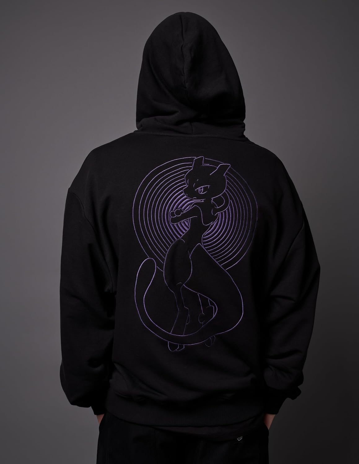 Detalle de Dolly Noire Pokémon Felpa MewTwo, Nero - Unisex, Cotone felpa con ricami – Collezione ufficiale
