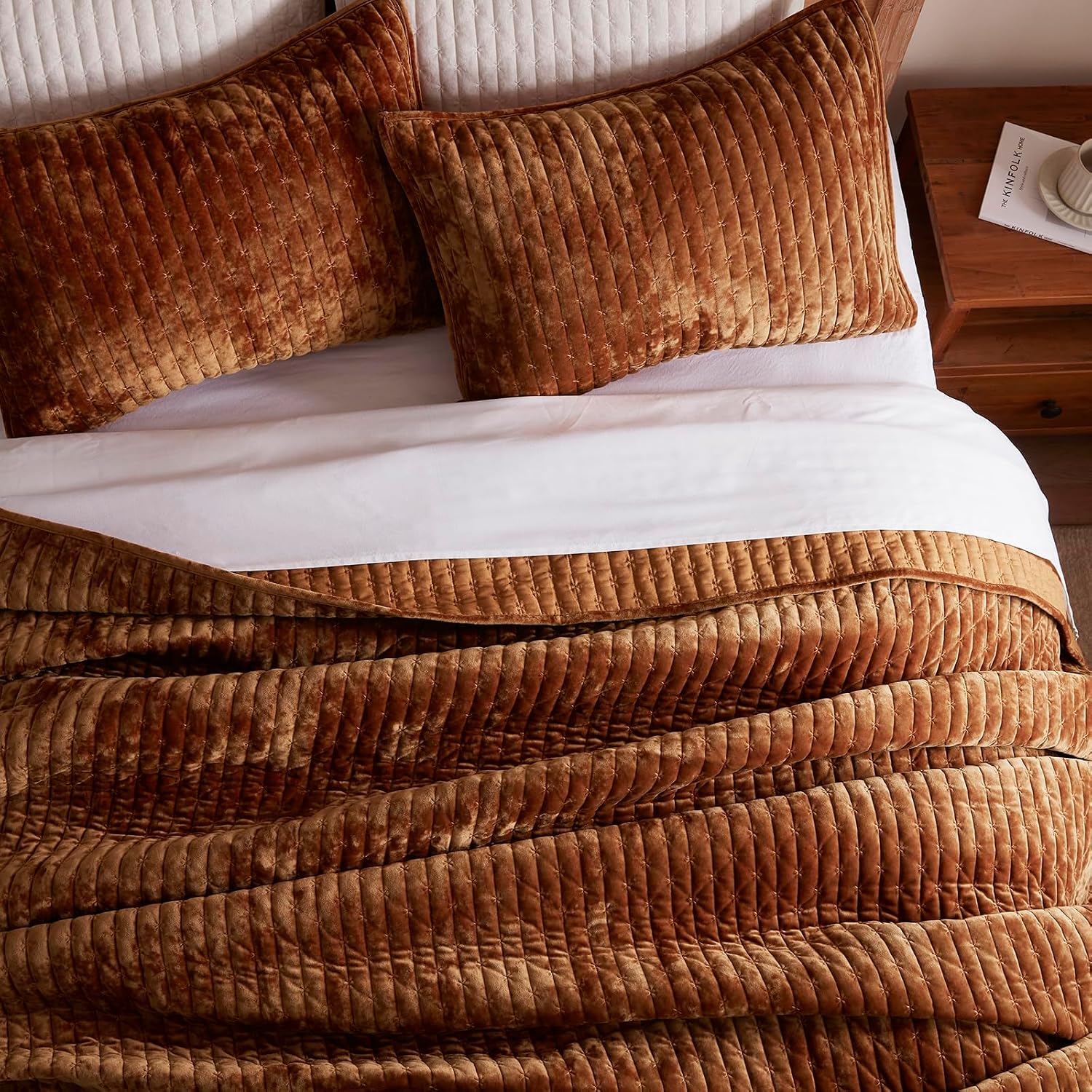 Detalle de LEAONME Velvet Quilt Set (Full/Queen) with 2 Matching Shams — Lightweight Caramel Velvet Comforter Bedding