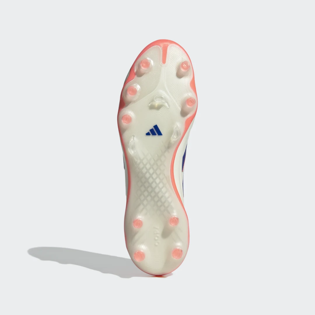 Detalle de Adidas Copa Pure 3 Elite, botas blancas para césped natural seco