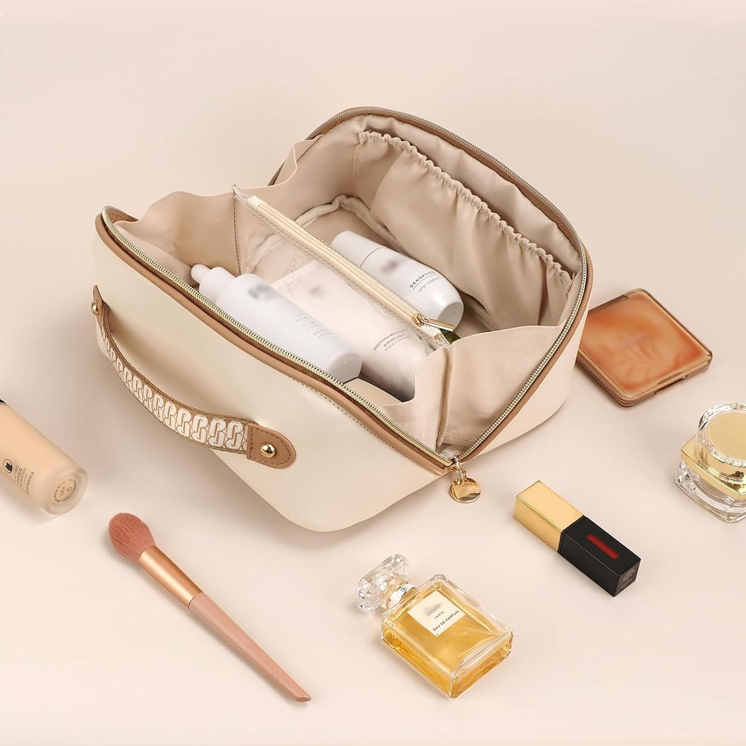Detalle de Prite Women’s Travel Makeup Bag (Beige) — Waterproof Vegan Leather Organizer with Clear Divider